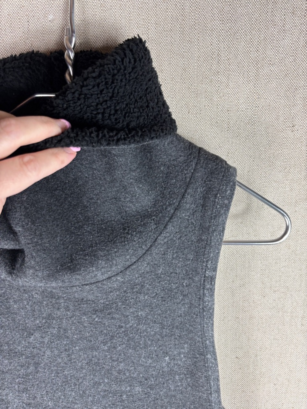 ALO Yoga > Sleeveless Dark Gray Fleece Lined Winter Frost Cowl Neck Vest Small - Picture 4 of 9